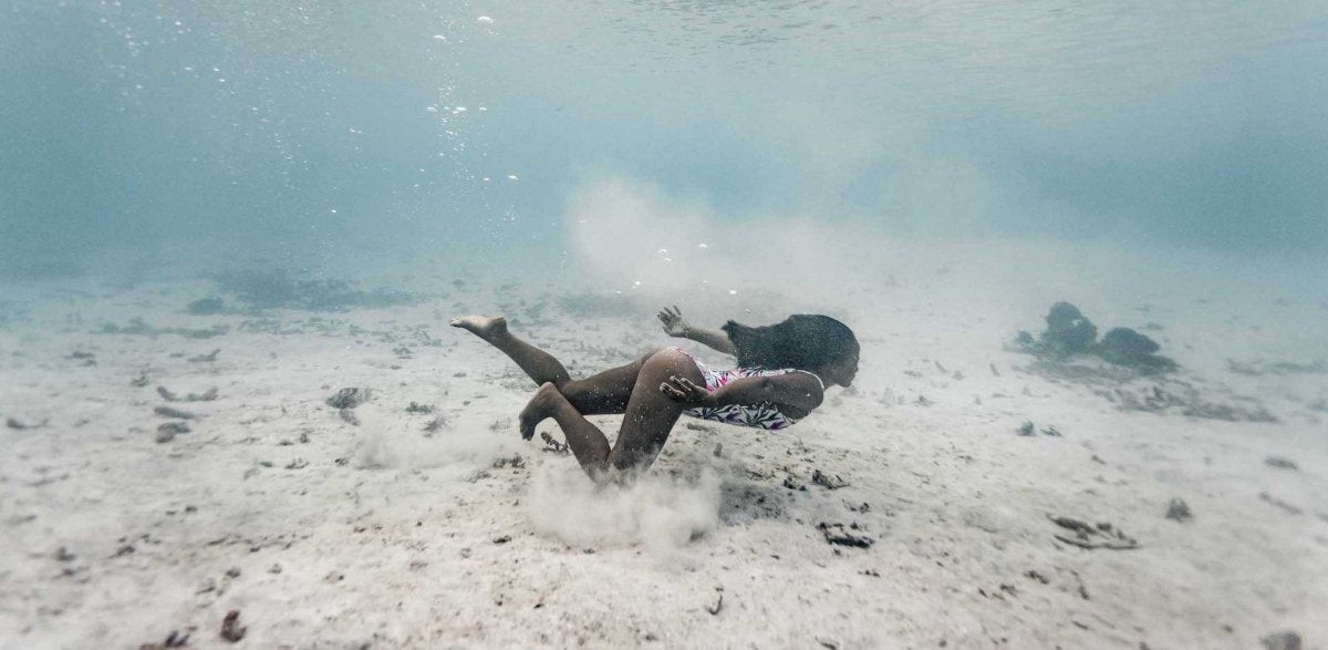 Émotions subaquatiques: le monde fabuleux d'Alison Bounce, à Moorea avec FLYINGCLOUD - FLYINGCLOUD SWIM - MAILLOTS DE BAIN RÉVERSIBLES AFFINANTS ET CONFORTABLES