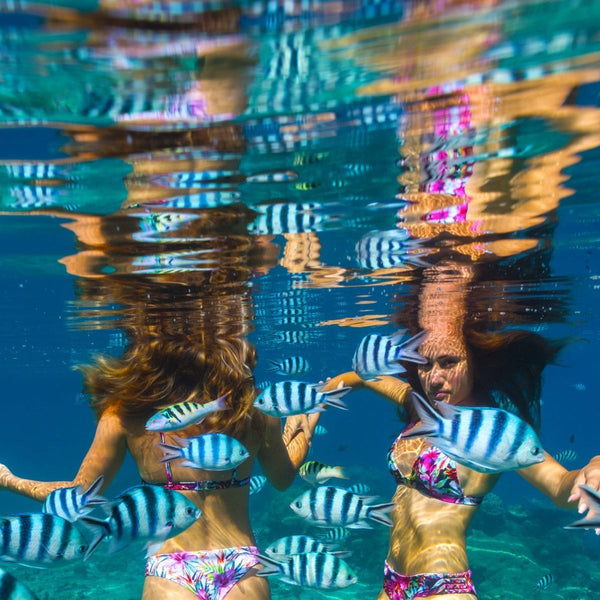 Le bonheur est dans le lagon avec la collection FLYINGCLOUD Été Austral 2018 - FLYINGCLOUD SWIM - MAILLOTS DE BAIN RÉVERSIBLES AFFINANTS ET CONFORTABLES