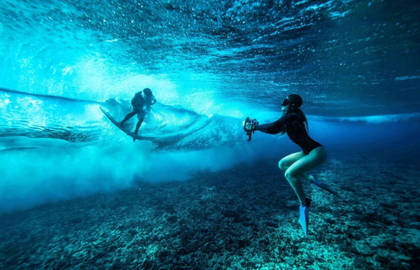 Photographe de surf et de grosses vagues, FLYINGCLOUD rencontre Léa Hahn, une jeune femme passionnée d'adrénaline... - FLYINGCLOUD SWIM - MAILLOTS DE BAIN RÉVERSIBLES AFFINANTS ET CONFORTABLES